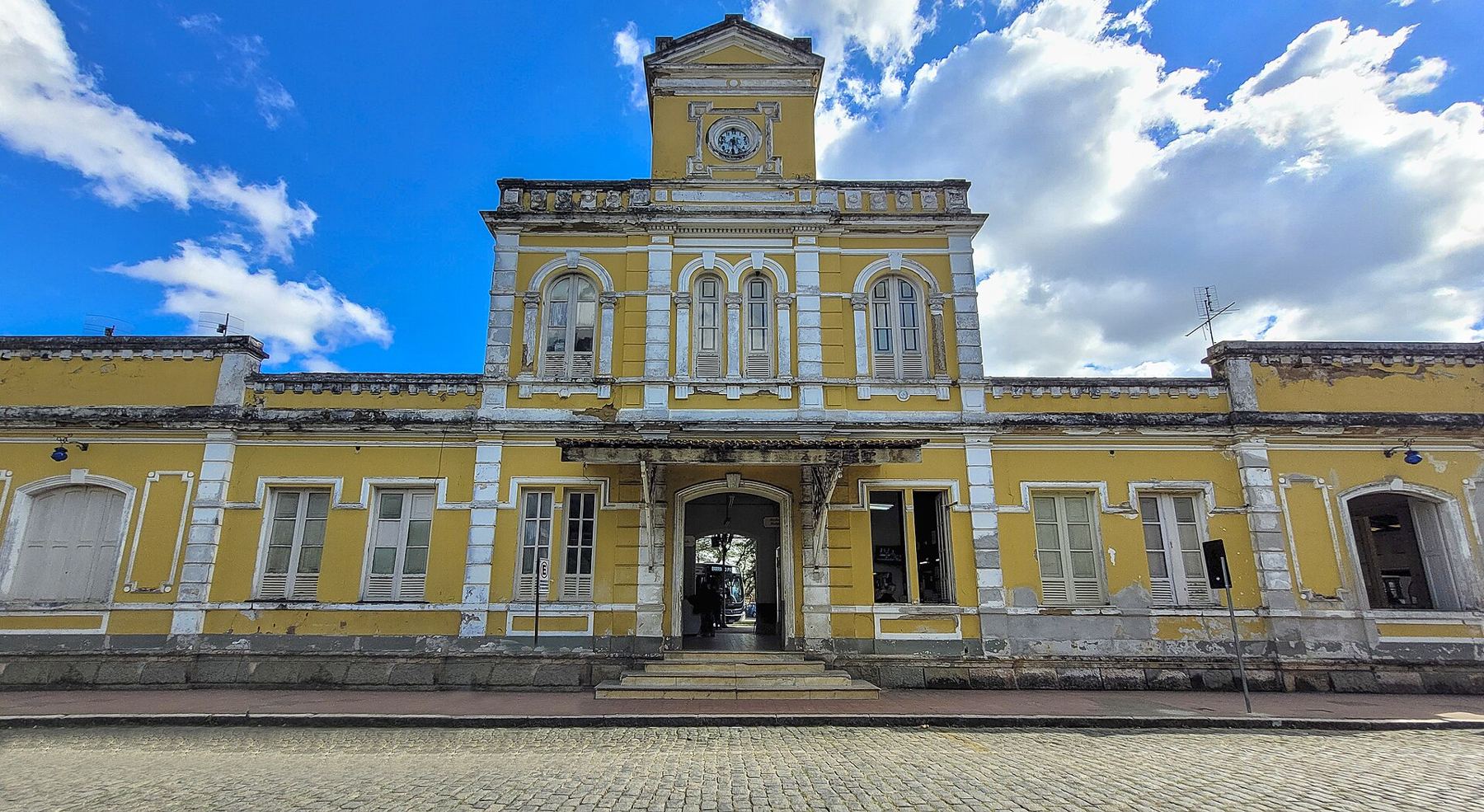 Antiga estação ferroviária de Valença, fachada amarela sob o céu azul