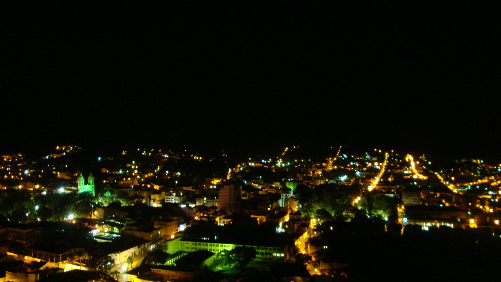Valença vista do mirante à noite, com as luzes da cidade acesas